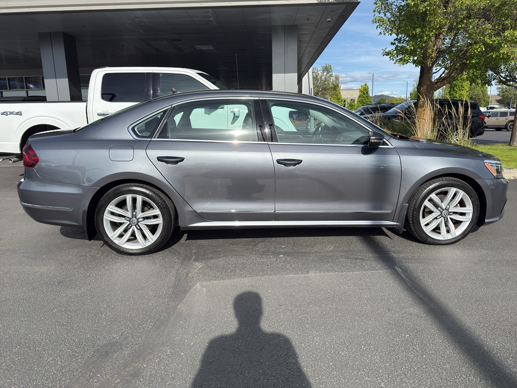 Used 2017 Volkswagen Passat 1.8T SE w/ Technology Sedan
