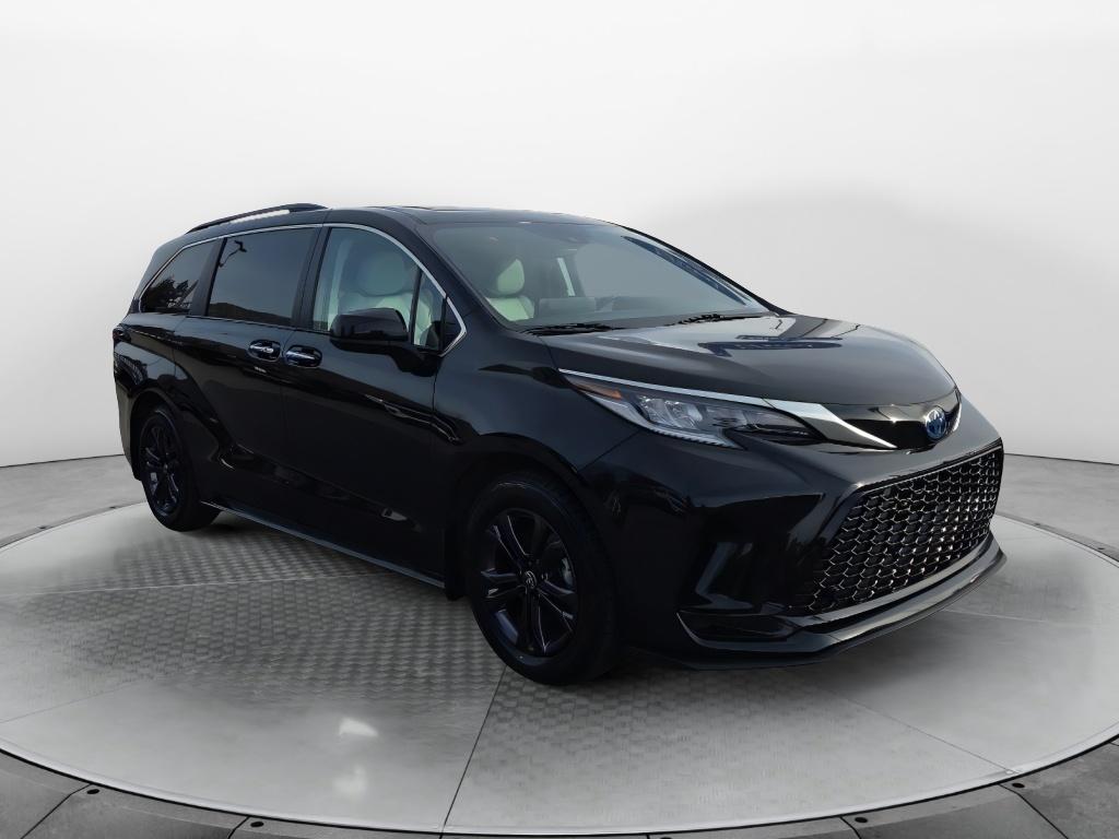 2024 Toyota Sienna XSE AWD 7-Passenger's photo