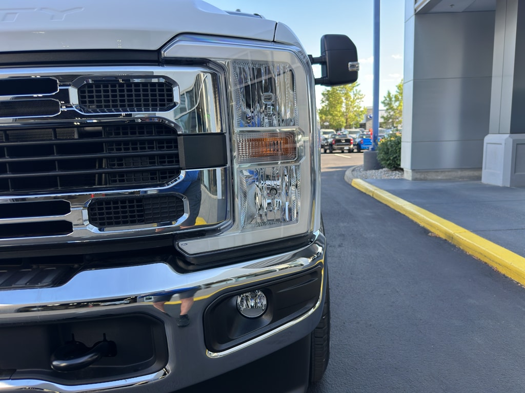 2025 Ford F-350 Super Duty Chassis Cab XL - Photo 4