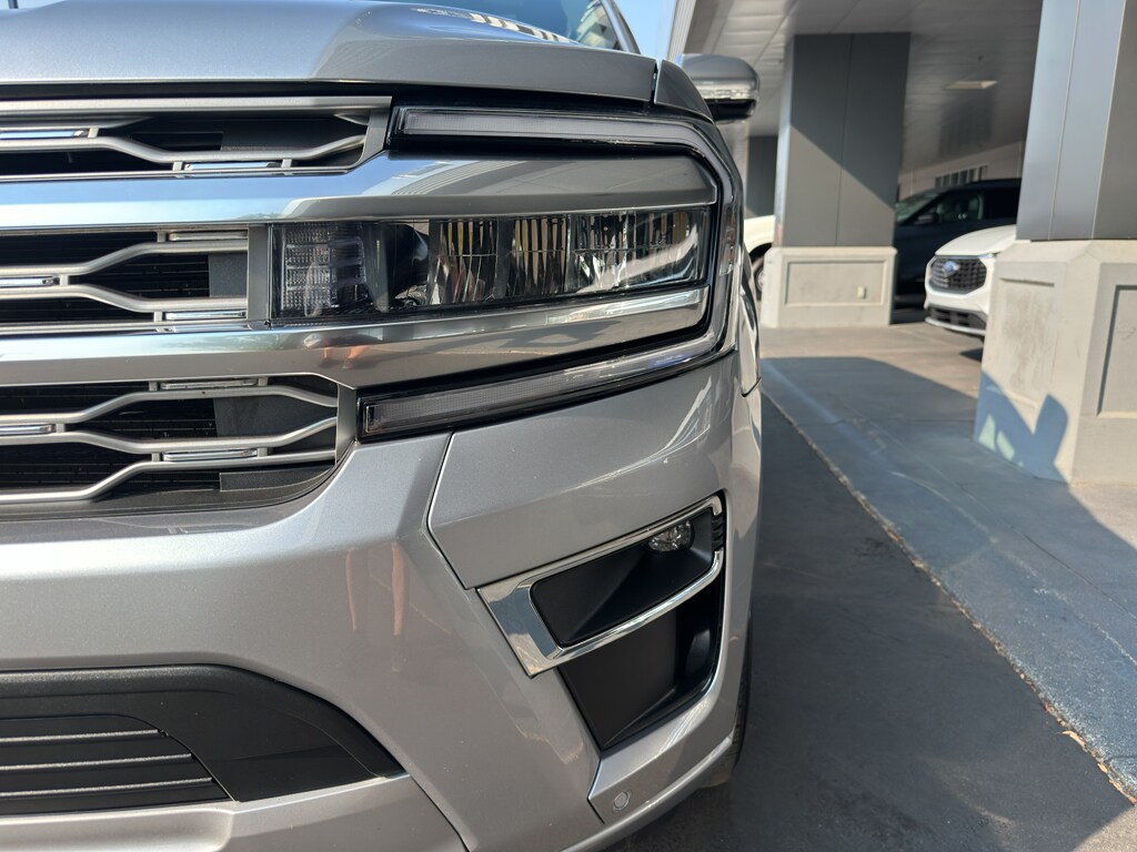 2024 Ford Expedition MAX Platinum photo 4