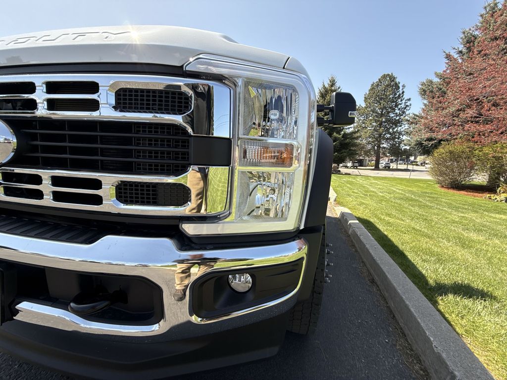 2025 Ford F-550 photo 4