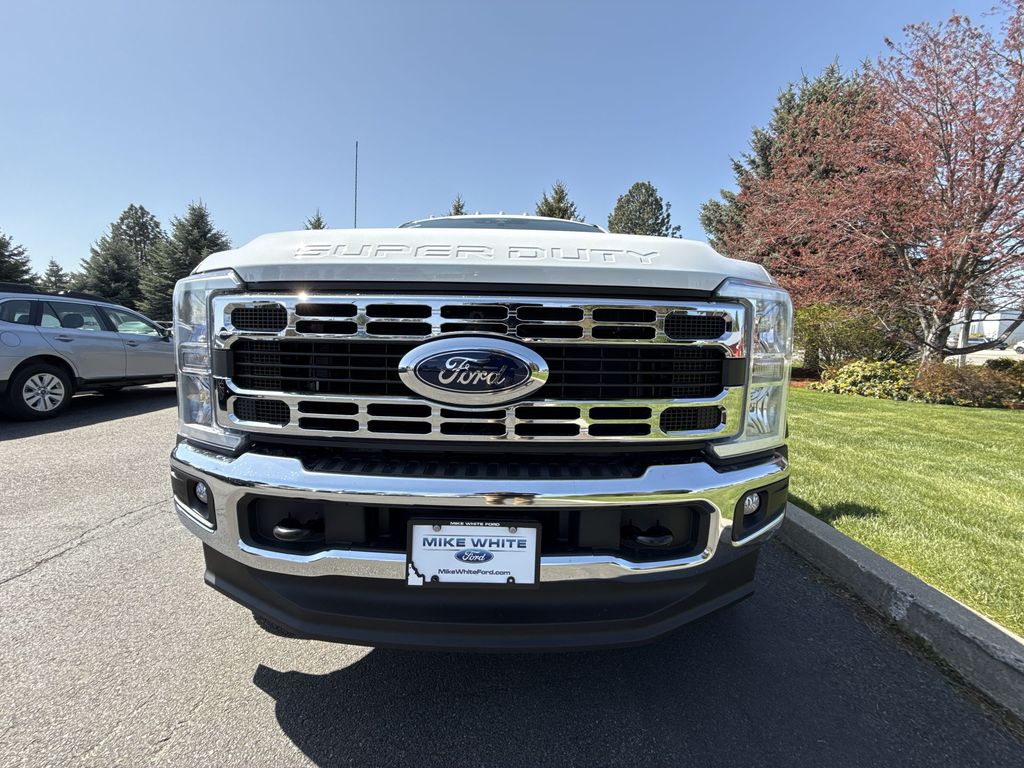 2025 Ford F-550 photo 3