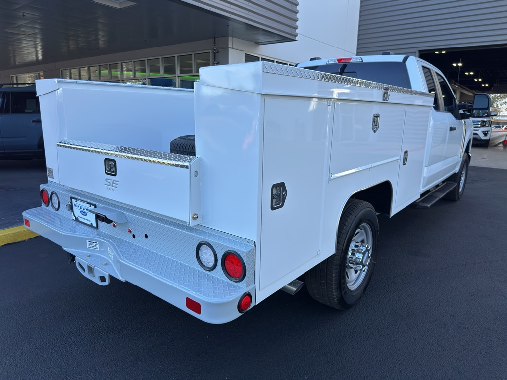 2025 Ford F-350 Super Duty Chassis Cab XL - Photo 11