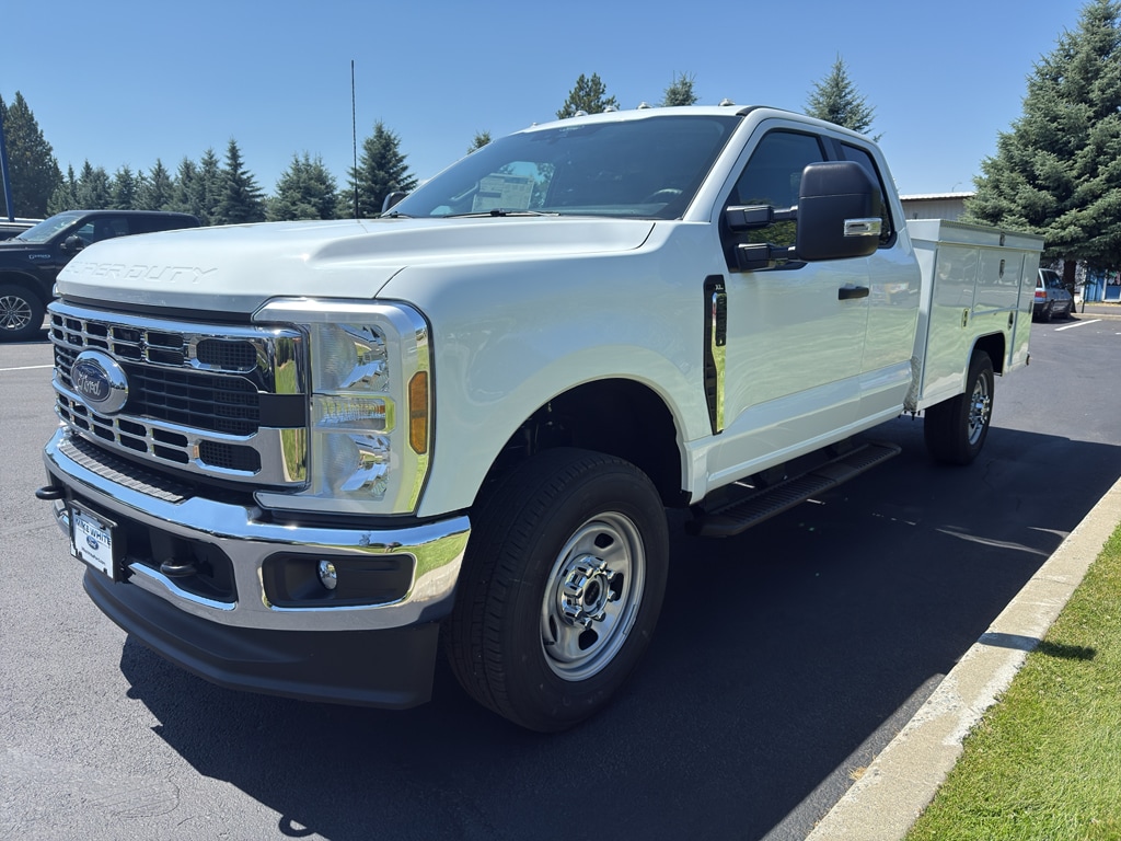 2025 Ford F-350 Super Duty Chassis Cab XL - Photo 3