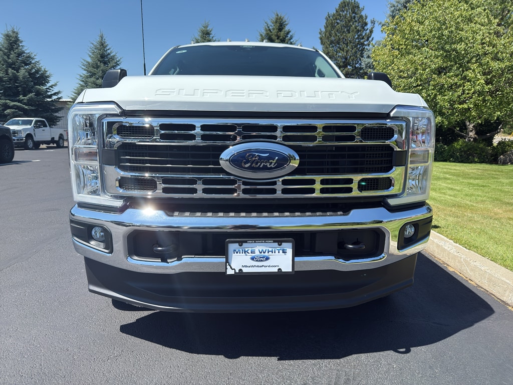 2025 Ford F-350 Super Duty Chassis Cab XL - Photo 2