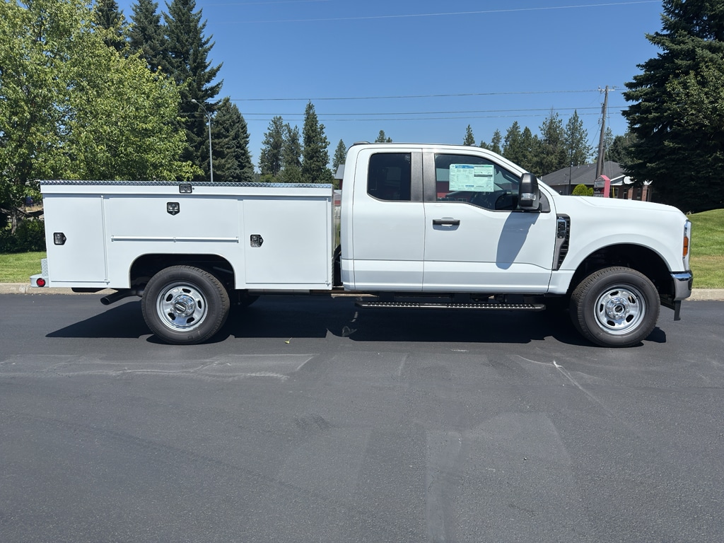 2025 Ford F-350 Super Duty Chassis Cab XL - Photo 4