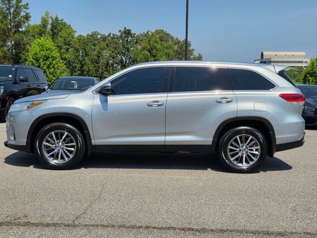 Used 2019 Toyota Highlander XLE V6 SUV