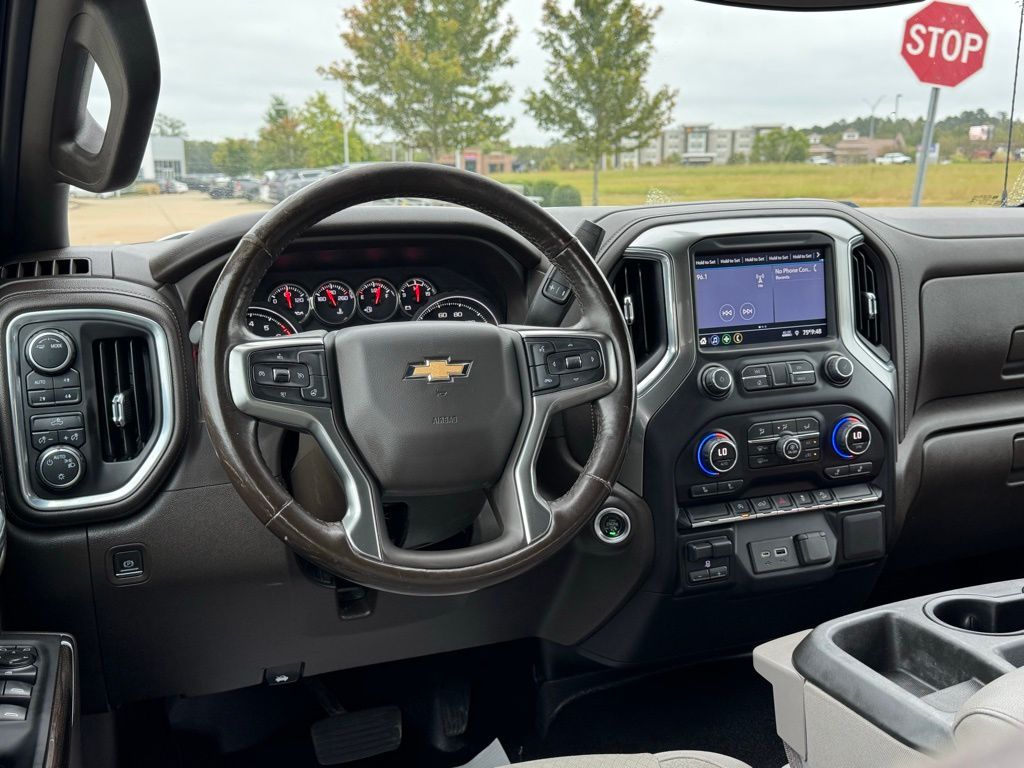 2021 Chevrolet Silverado 1500 LT photo 3