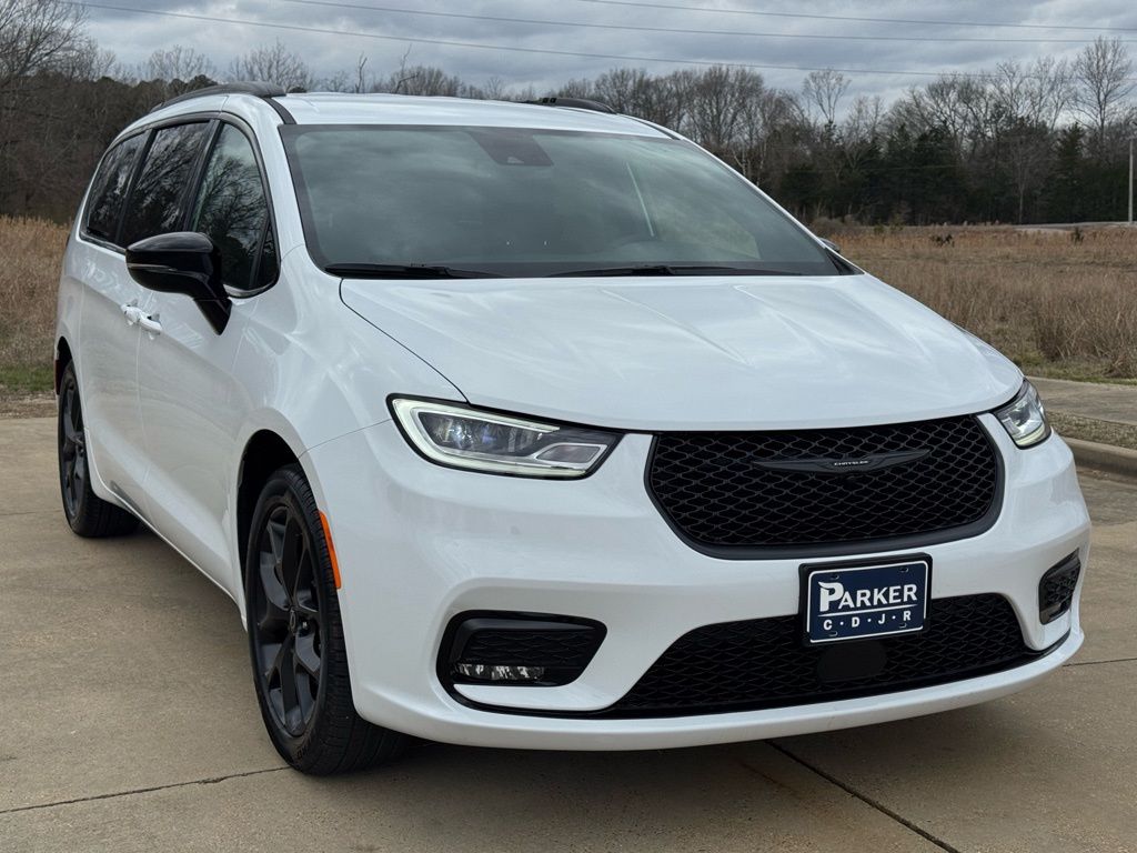 2026 Chrysler Pacifica Select's photo