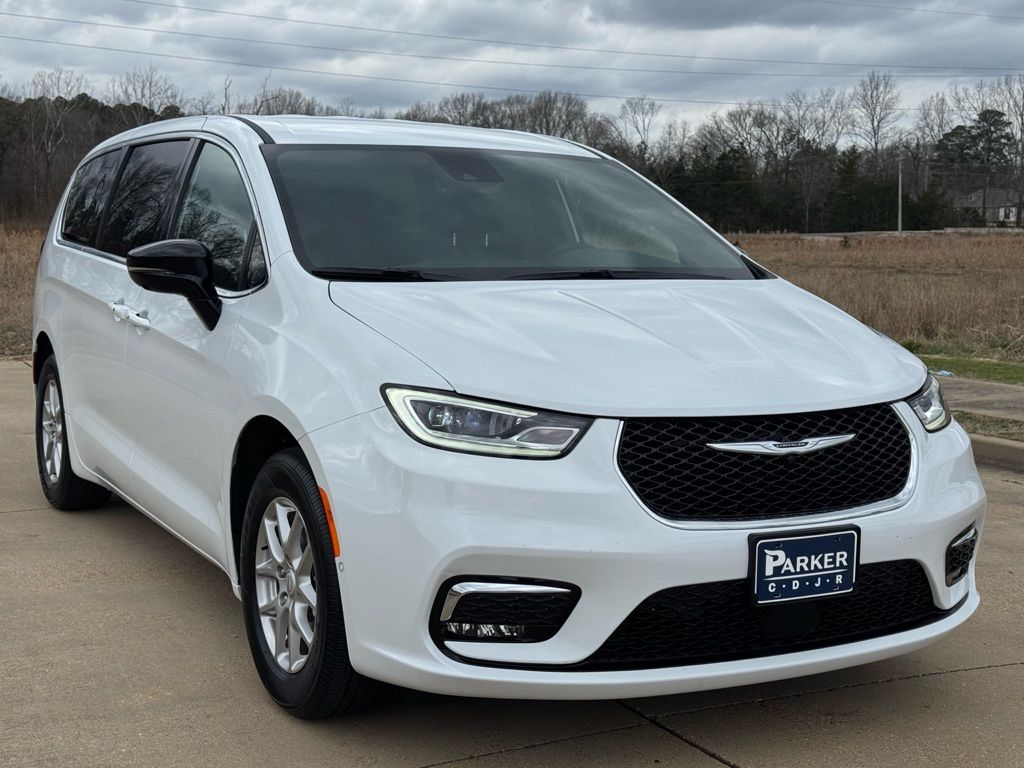 2026 Chrysler Pacifica Select's photo