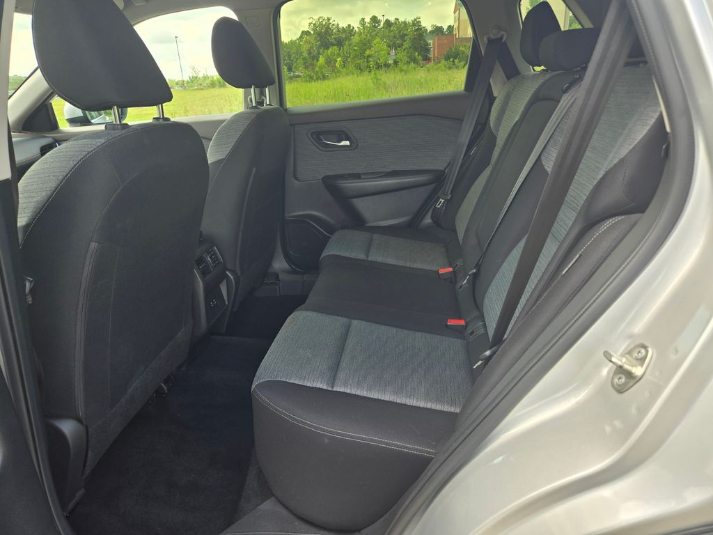 2023 Nissan Rogue SV photo 3
