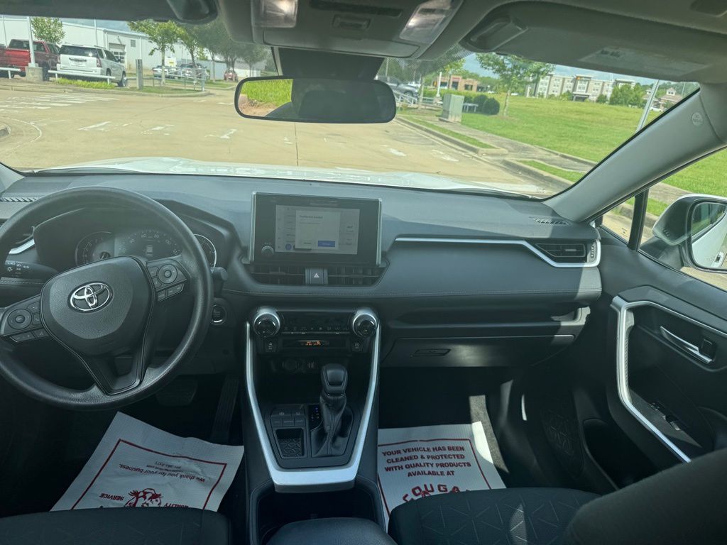 2023 Toyota RAV4 XLE photo 3