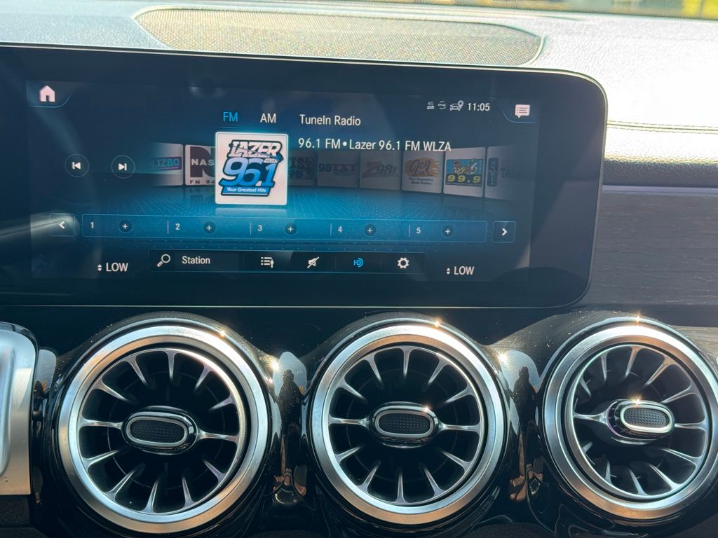 2022 Mercedes Benz GLB 250 photo 4