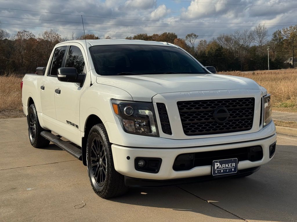 2018 Nissan Titan SV's photo