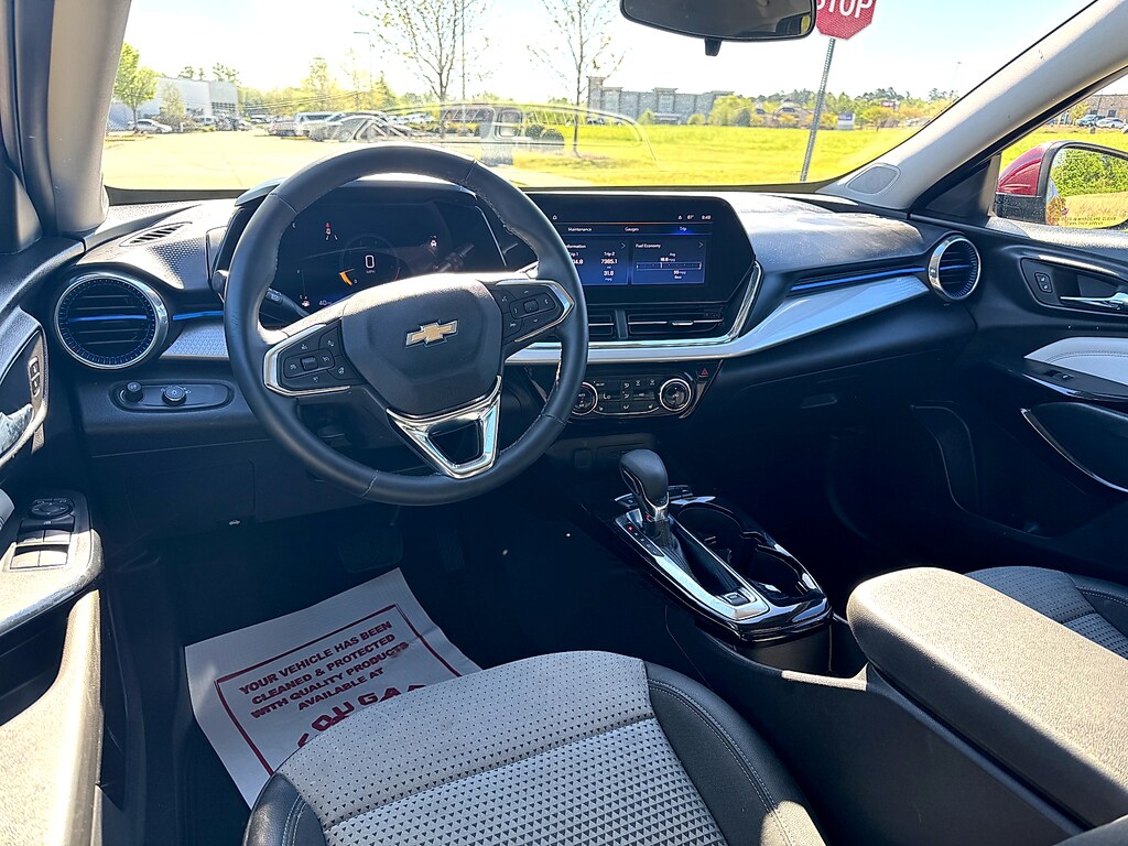 Used 2025 Chevrolet Trax FWD LT