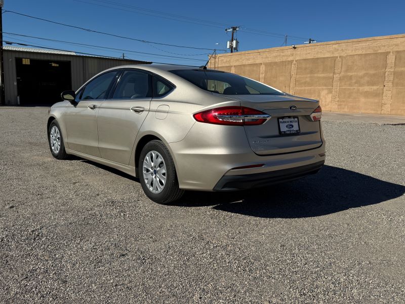 2019 Ford Fusion S photo 2