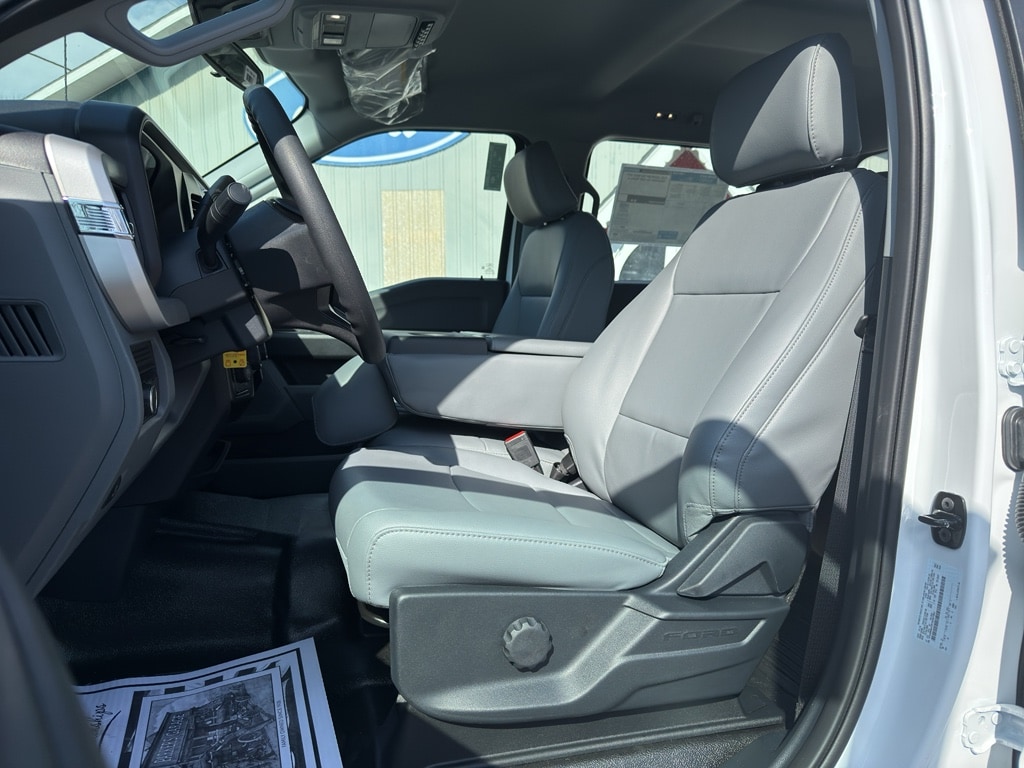 2026 Ford F-450 Super Duty Chassis Cab XL - Photo 6
