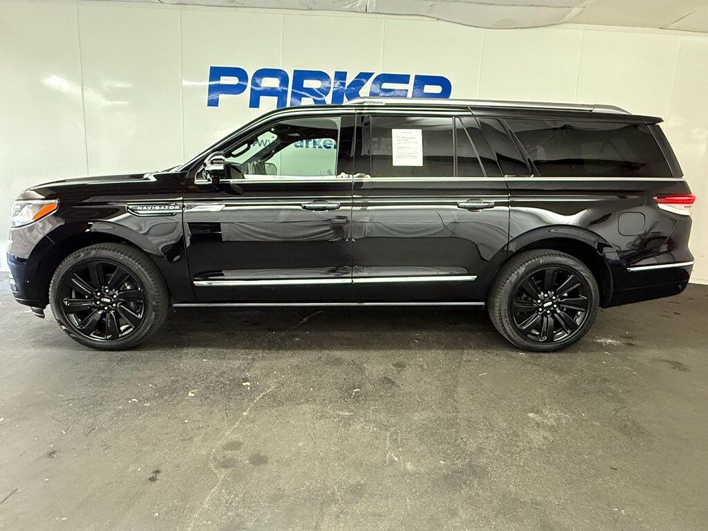 2023 Lincoln Navigator L Reserve photo 2