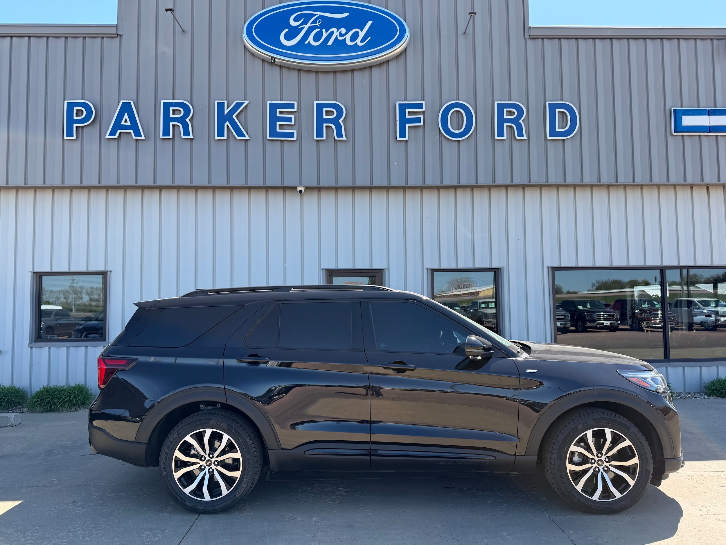2025 Ford Explorer ST-LINE 4WD (PL535)'s photo