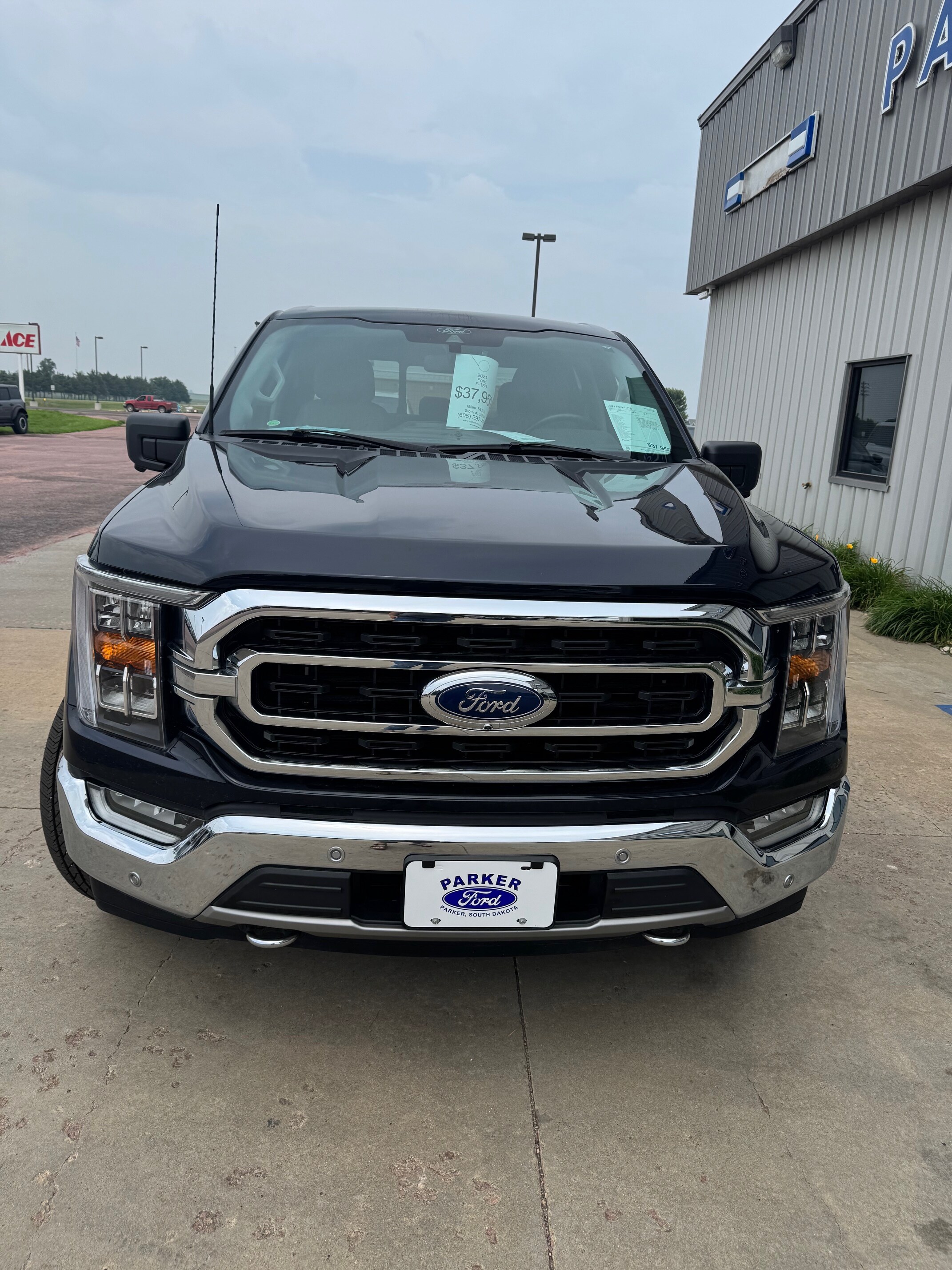 2021 Ford F-150 XLT photo 2