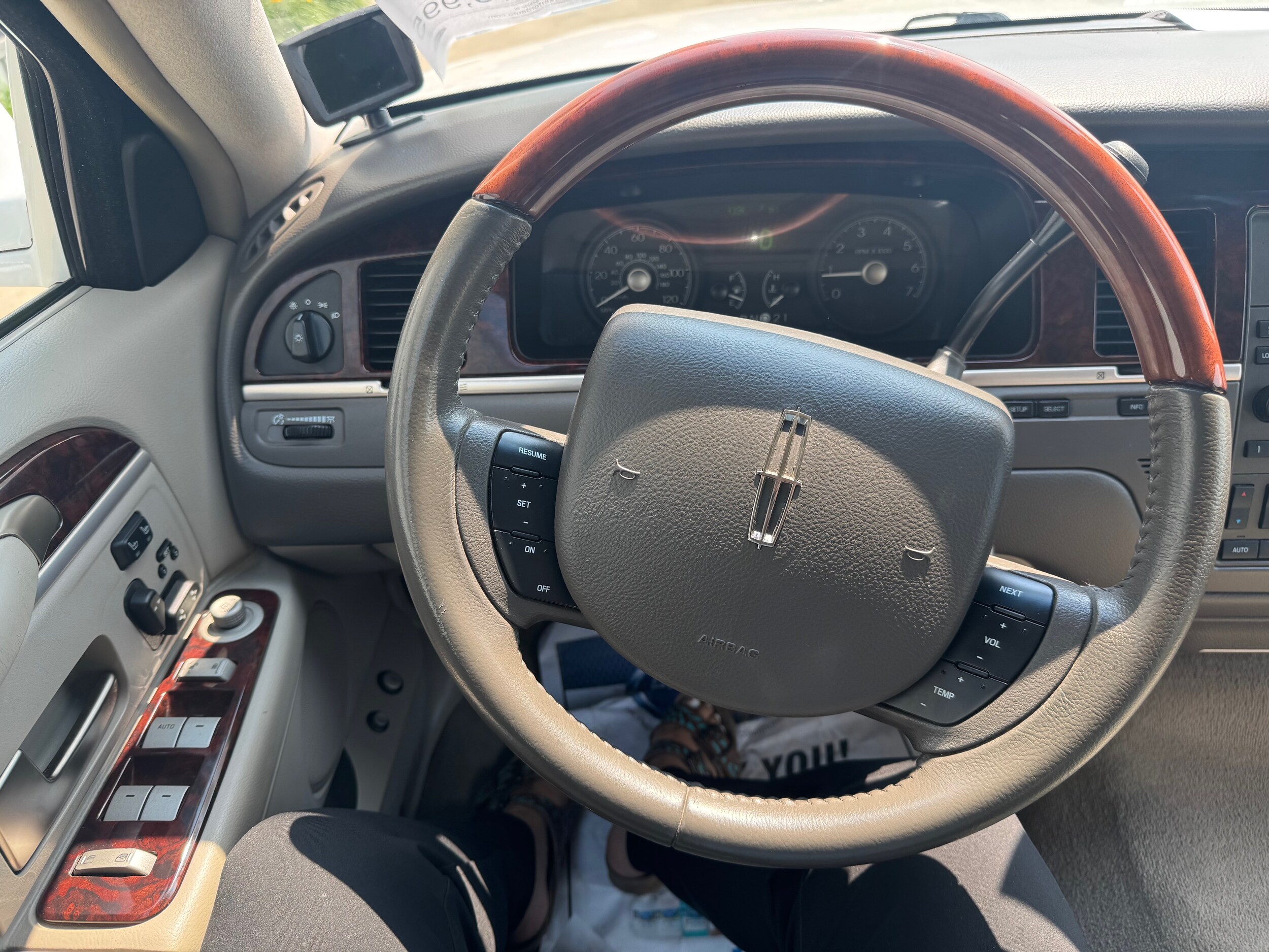 2011 Lincoln Town Car Signature Limited photo 2