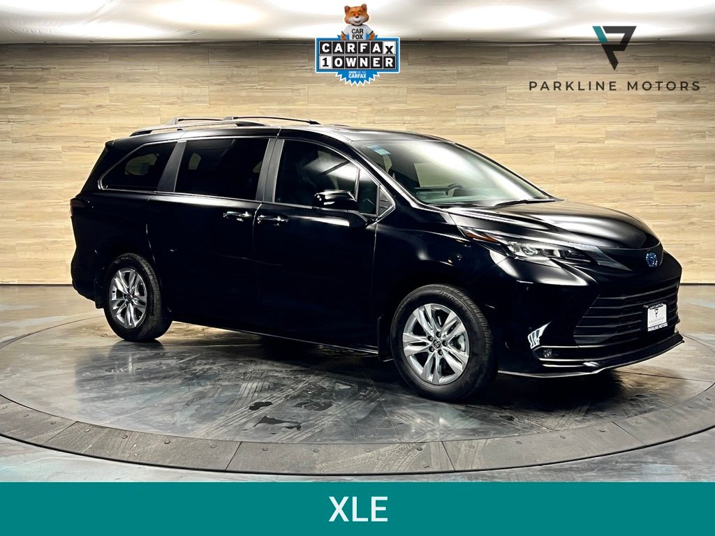 2025 Toyota Sienna XLE 7-Passenger Hybrid AWD's photo