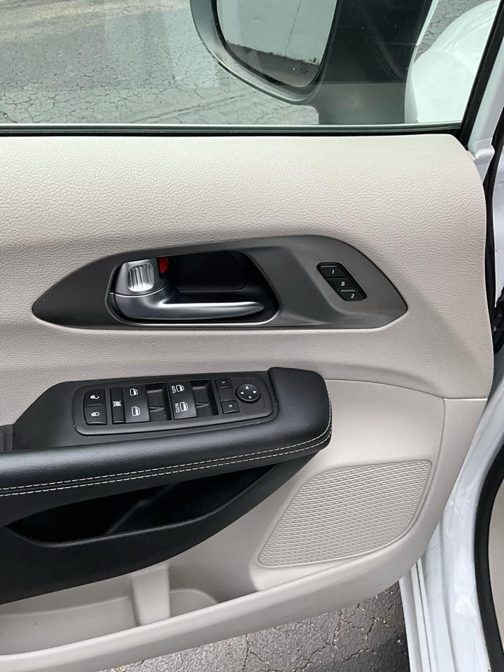 2023 Chrysler Pacifica Touring L - Photo 12