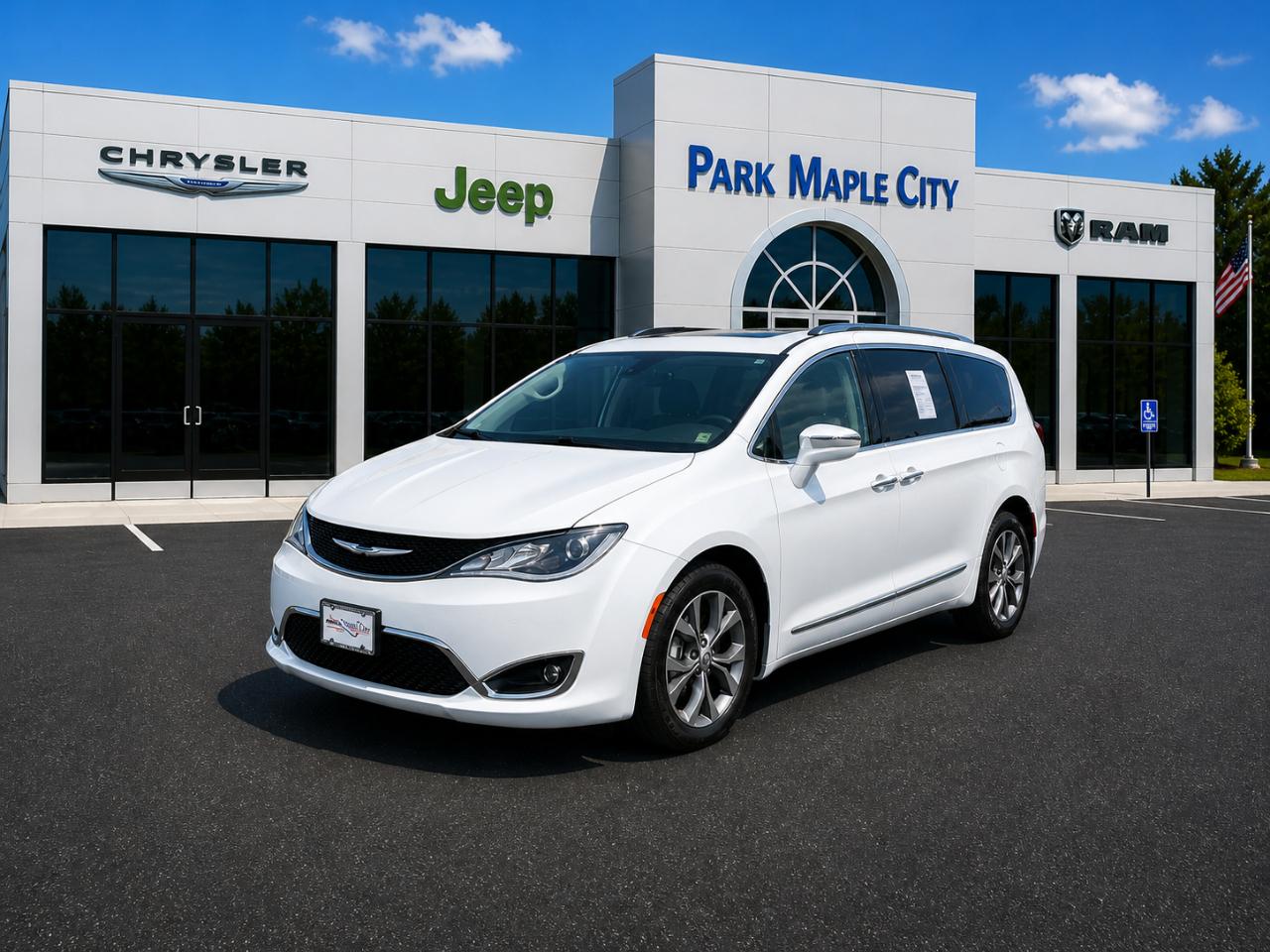 2017 Chrysler Pacifica Limited's photo