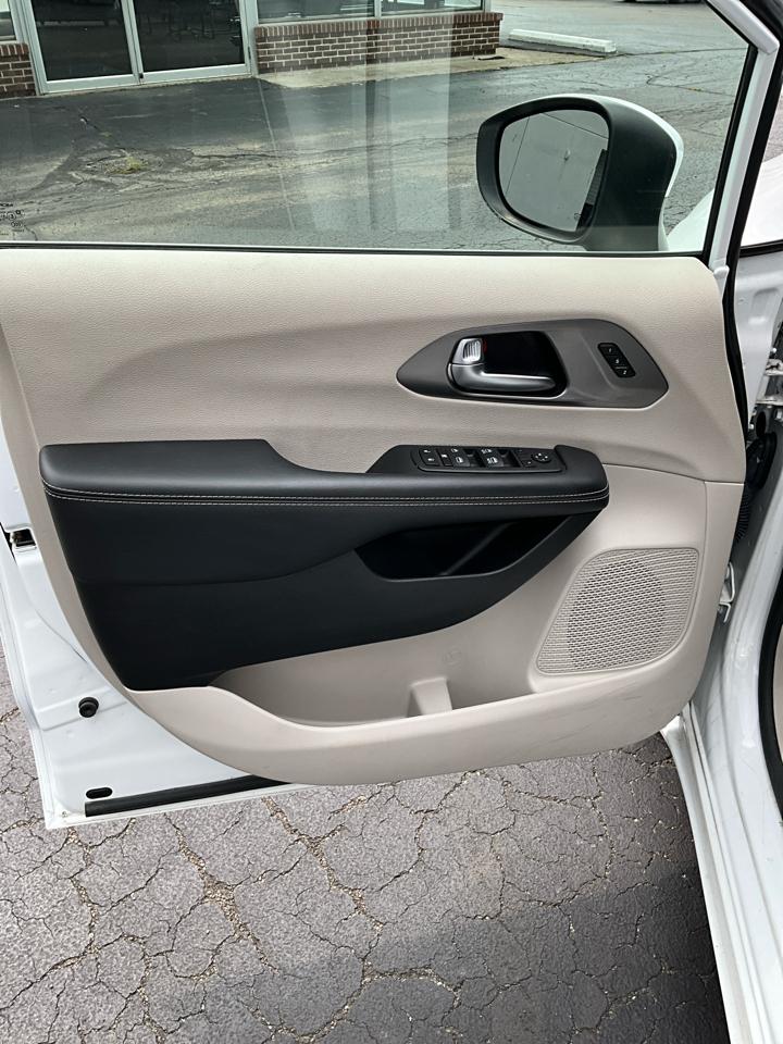 2023 Chrysler Pacifica Touring L - Photo 11
