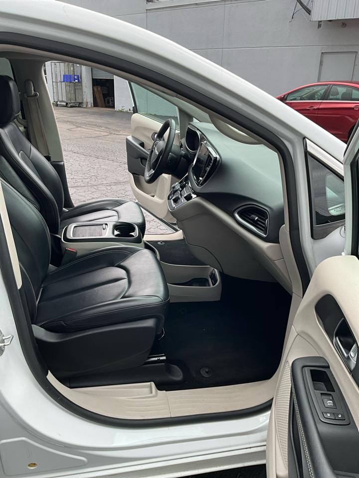 2023 Chrysler Pacifica Touring L - Photo 18