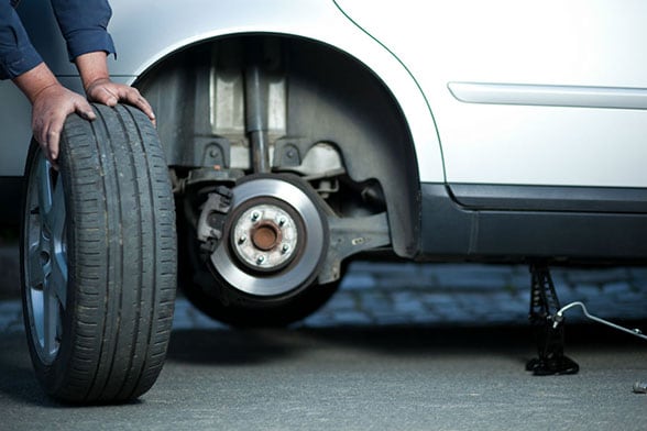 How-to-Change-a-Tire-Like-a-Pro