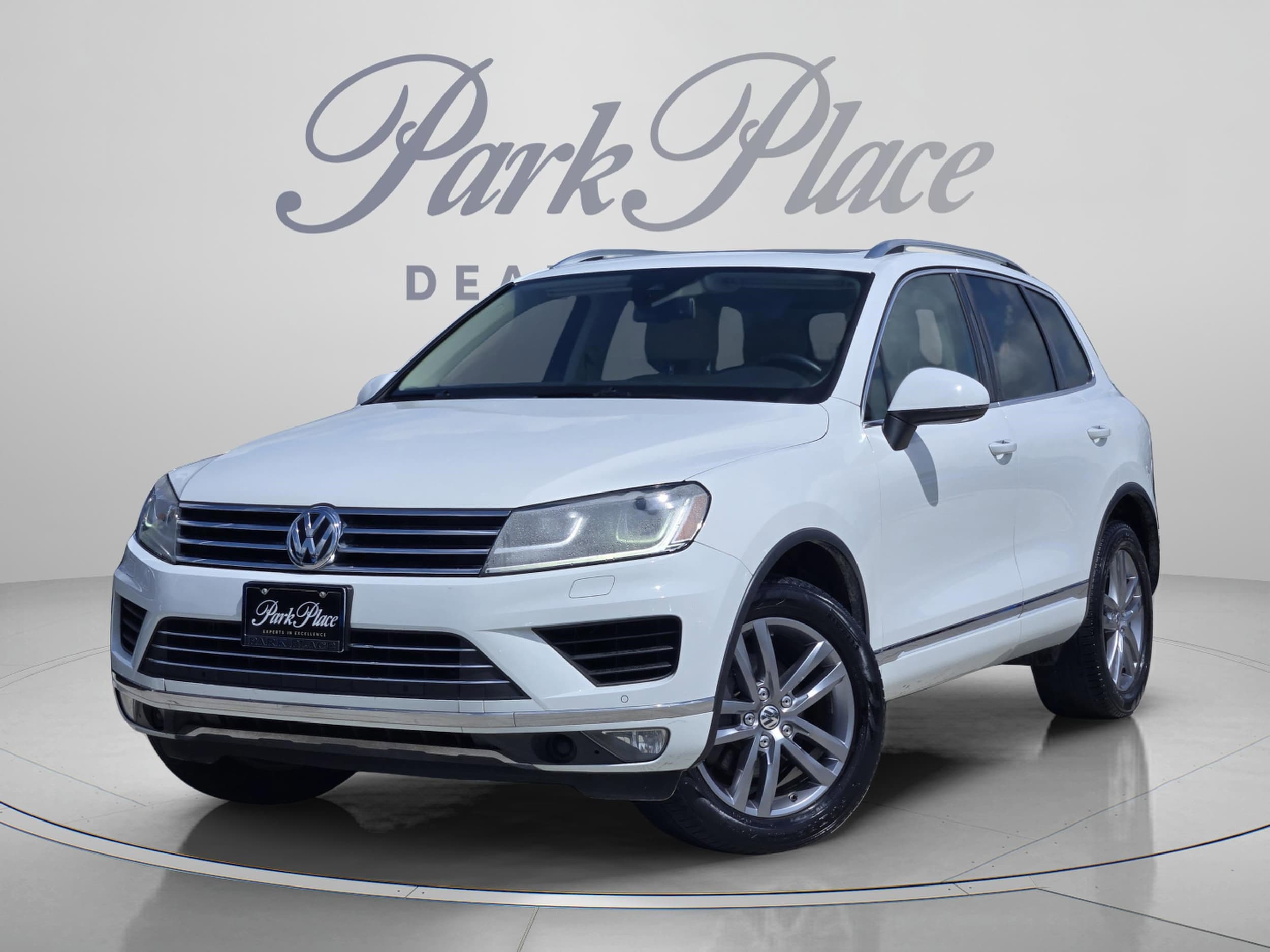 2016 Volkswagen Touareg V6 Lux's photo