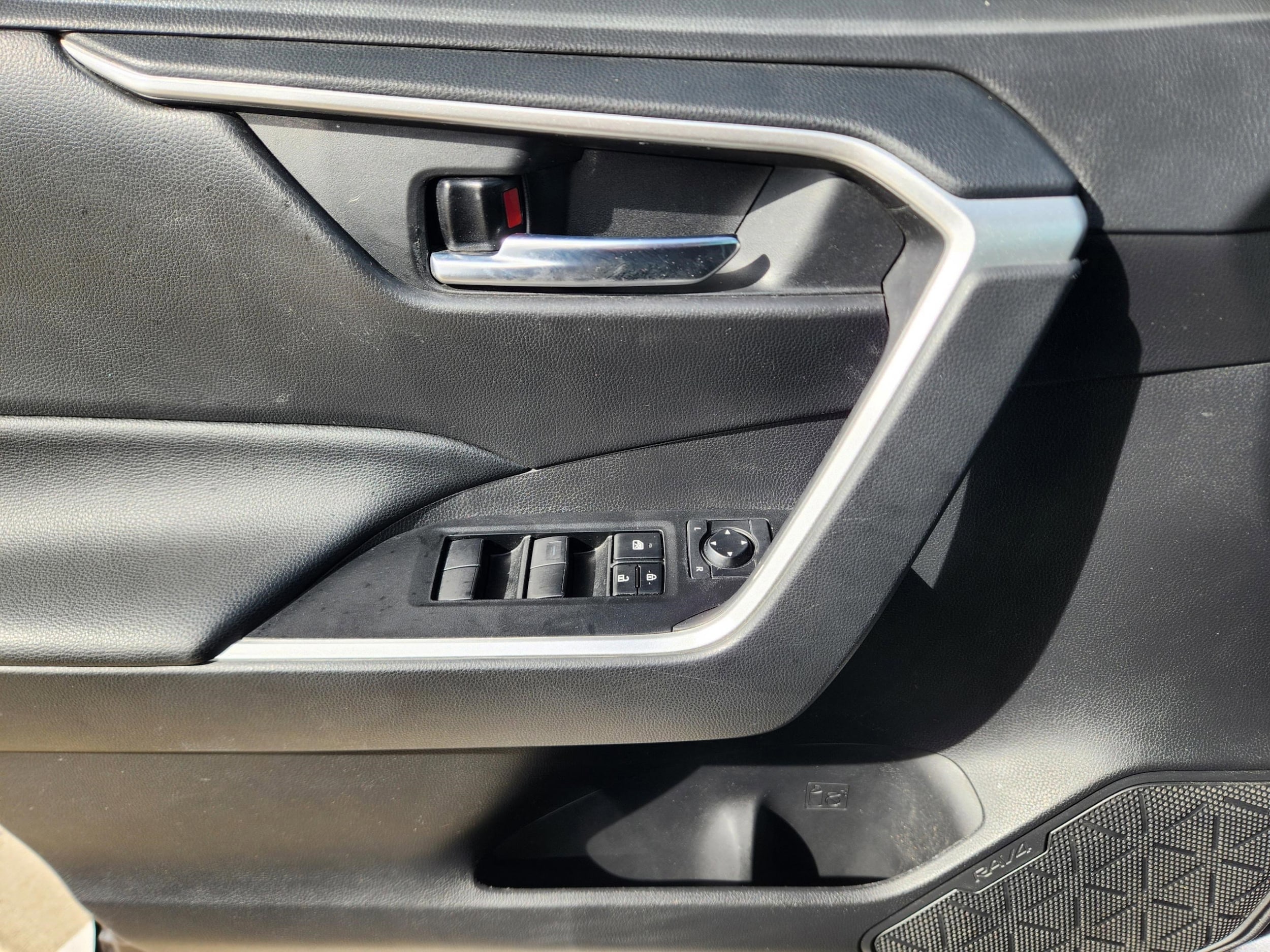 2021 Toyota RAV4 XLE - Photo 19