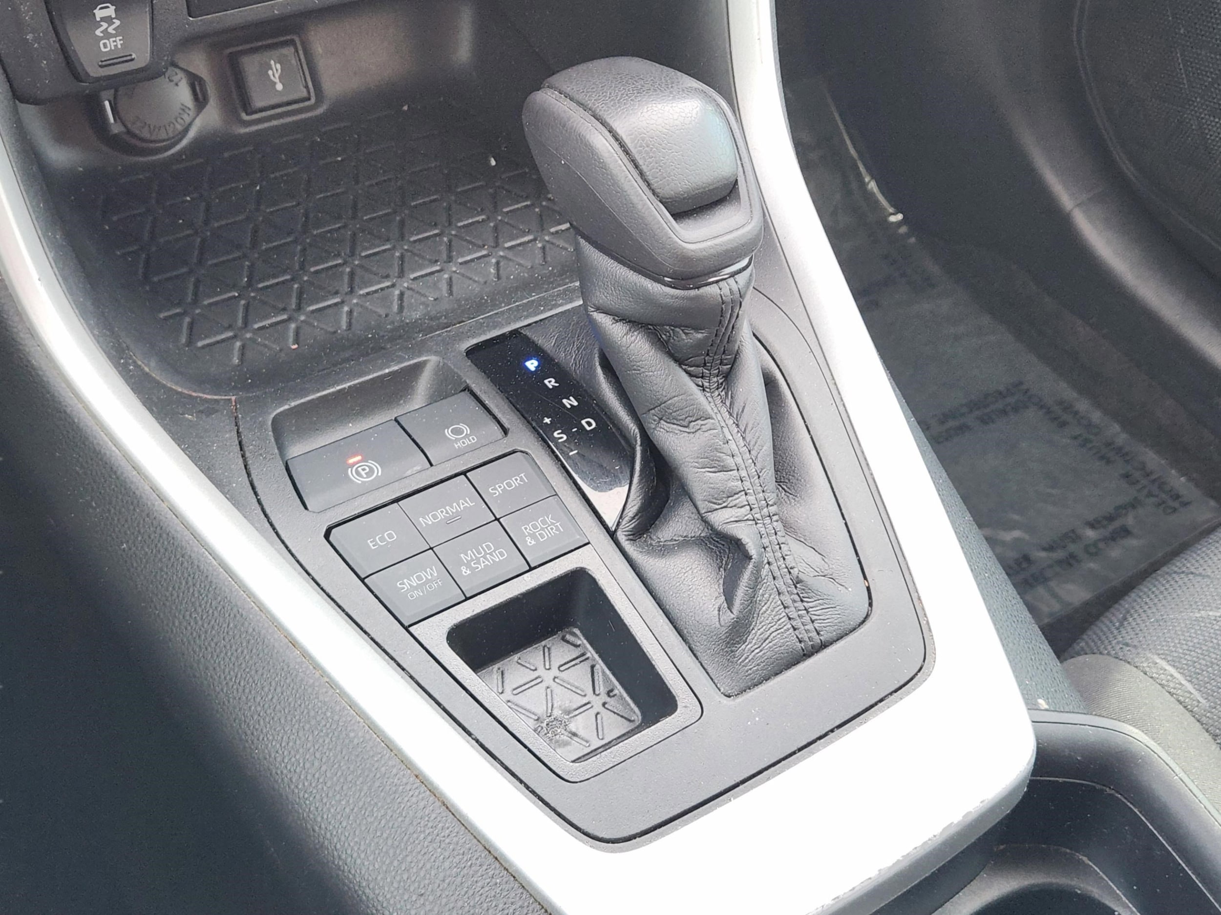 2021 Toyota RAV4 XLE - Photo 16