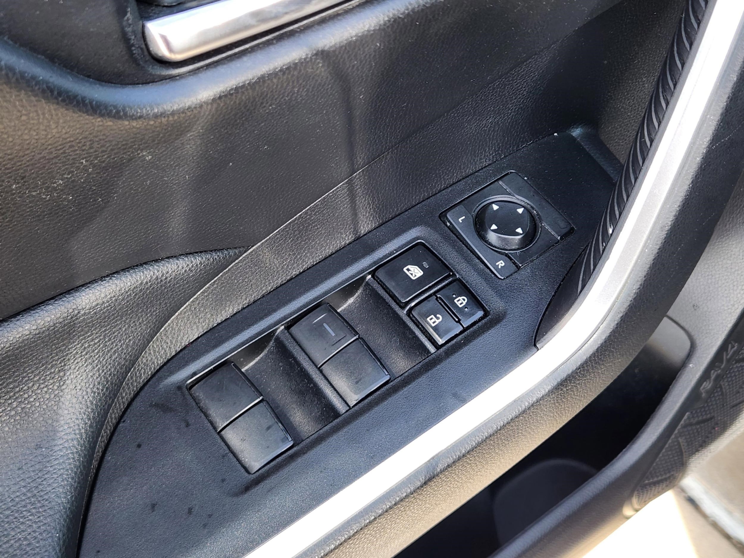 2021 Toyota RAV4 XLE - Photo 20