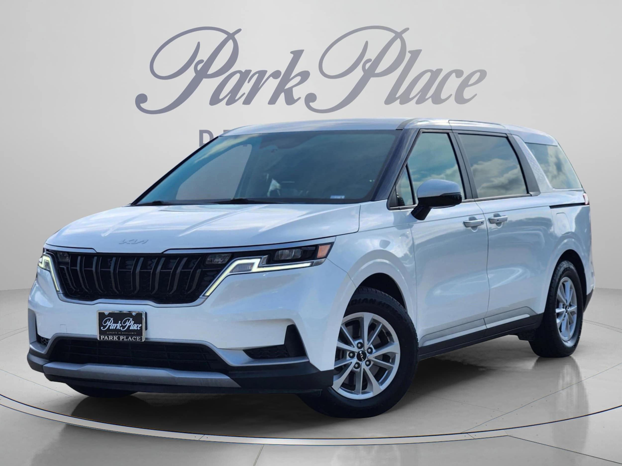 2023 Kia Sedona LX's photo