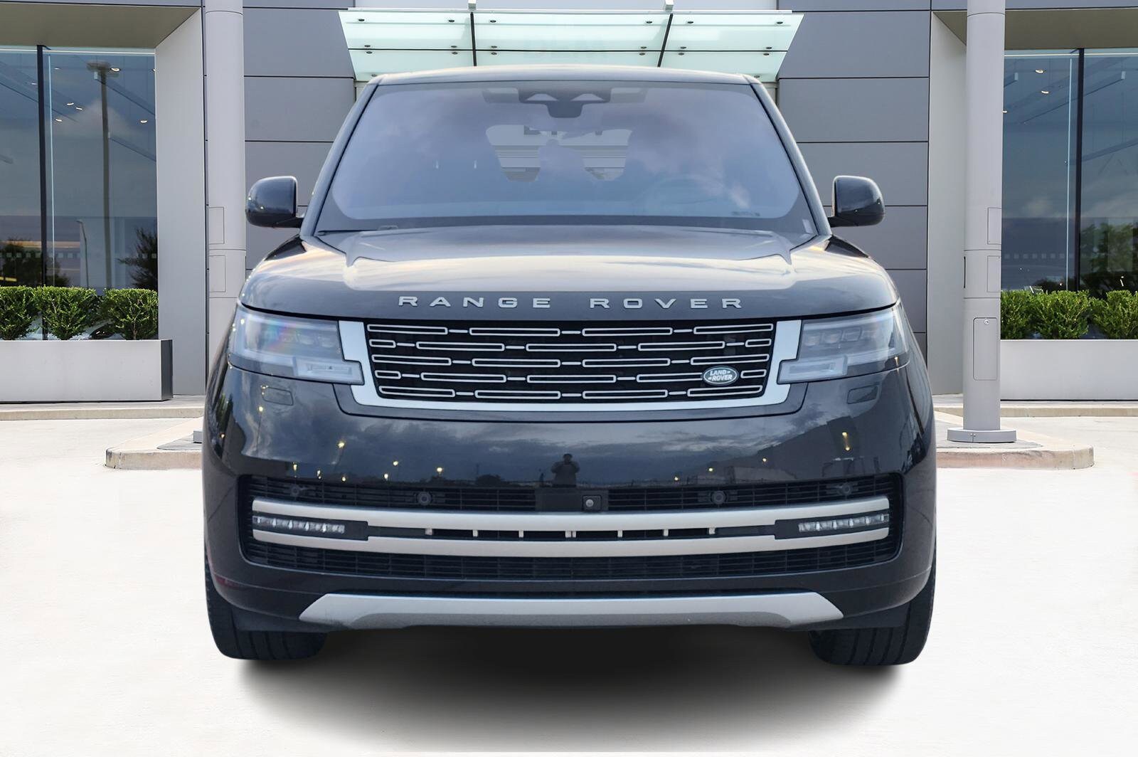 2023 Land Rover Range Rover SE photo 2