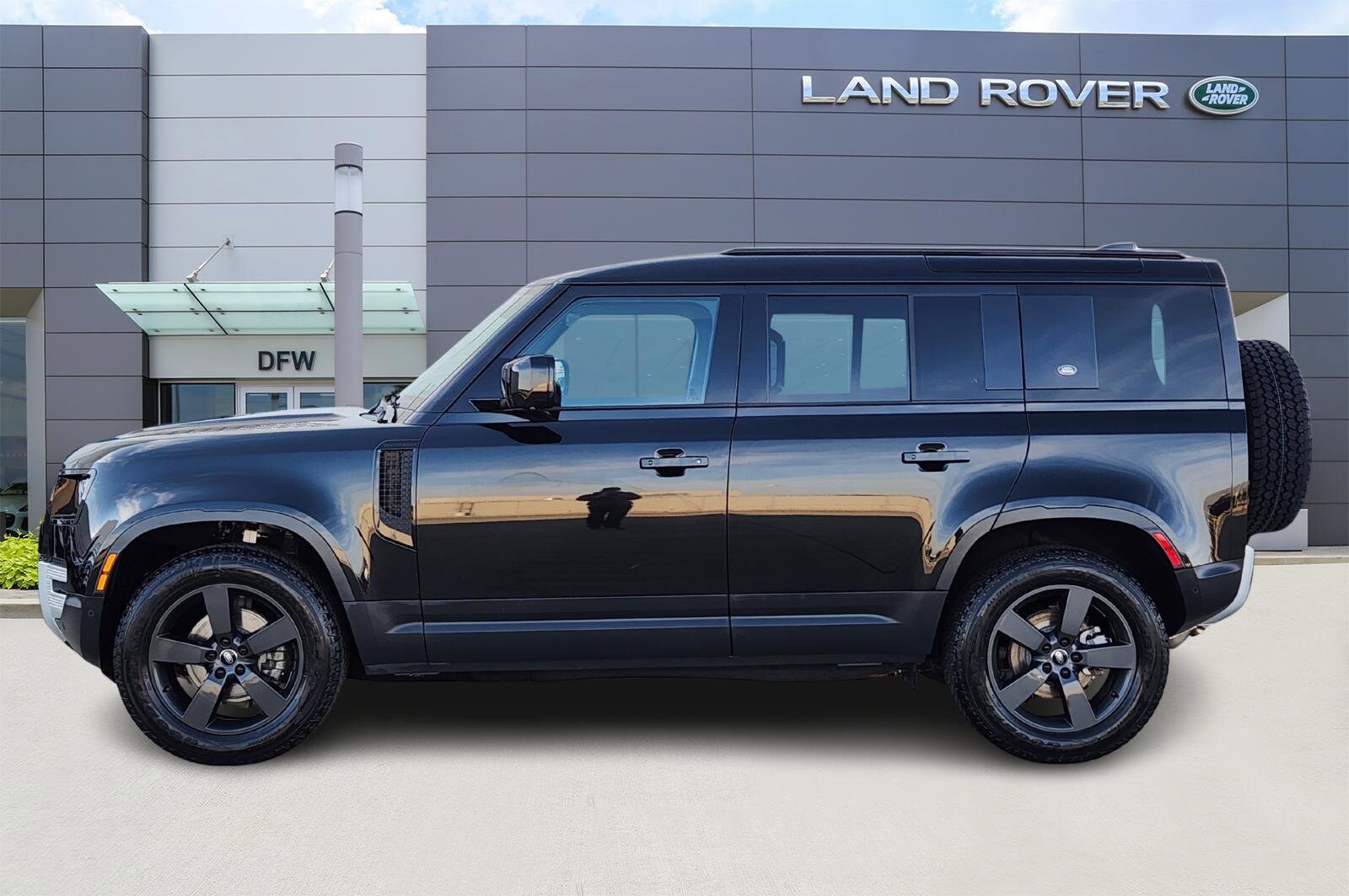 2024 Land Rover Defender 110 S photo 3