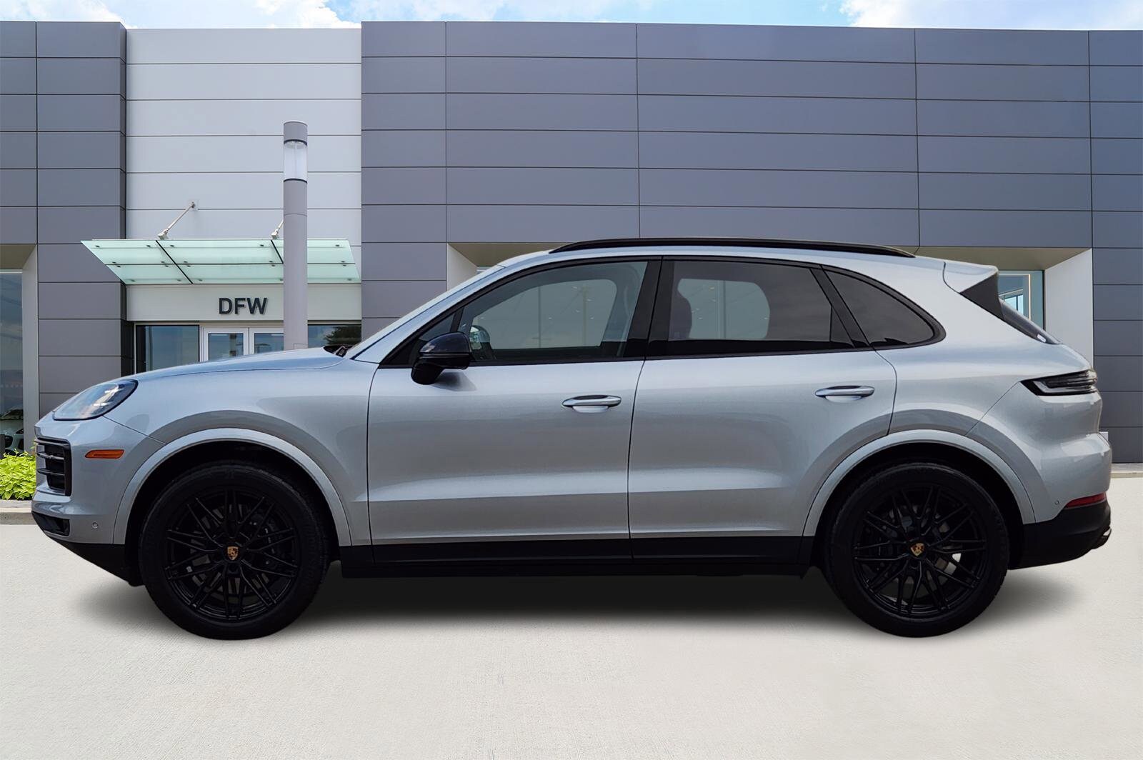 2024 Porsche Cayenne photo 2