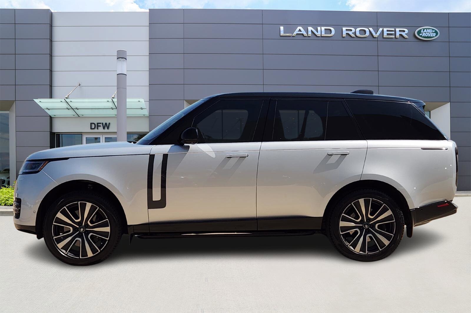 2023 Land Rover Range Rover SE photo 3