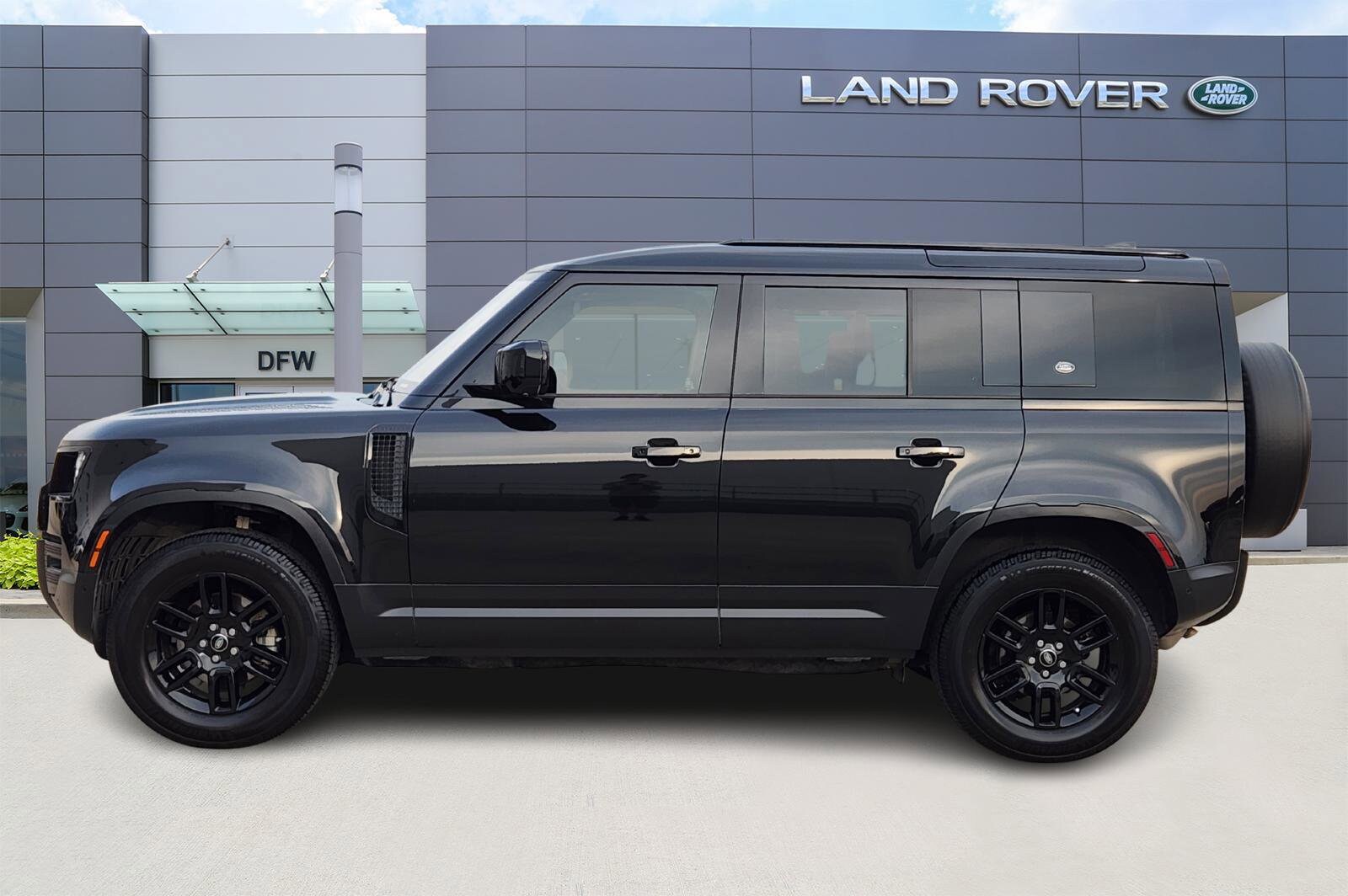 2023 Land Rover Defender S photo 3