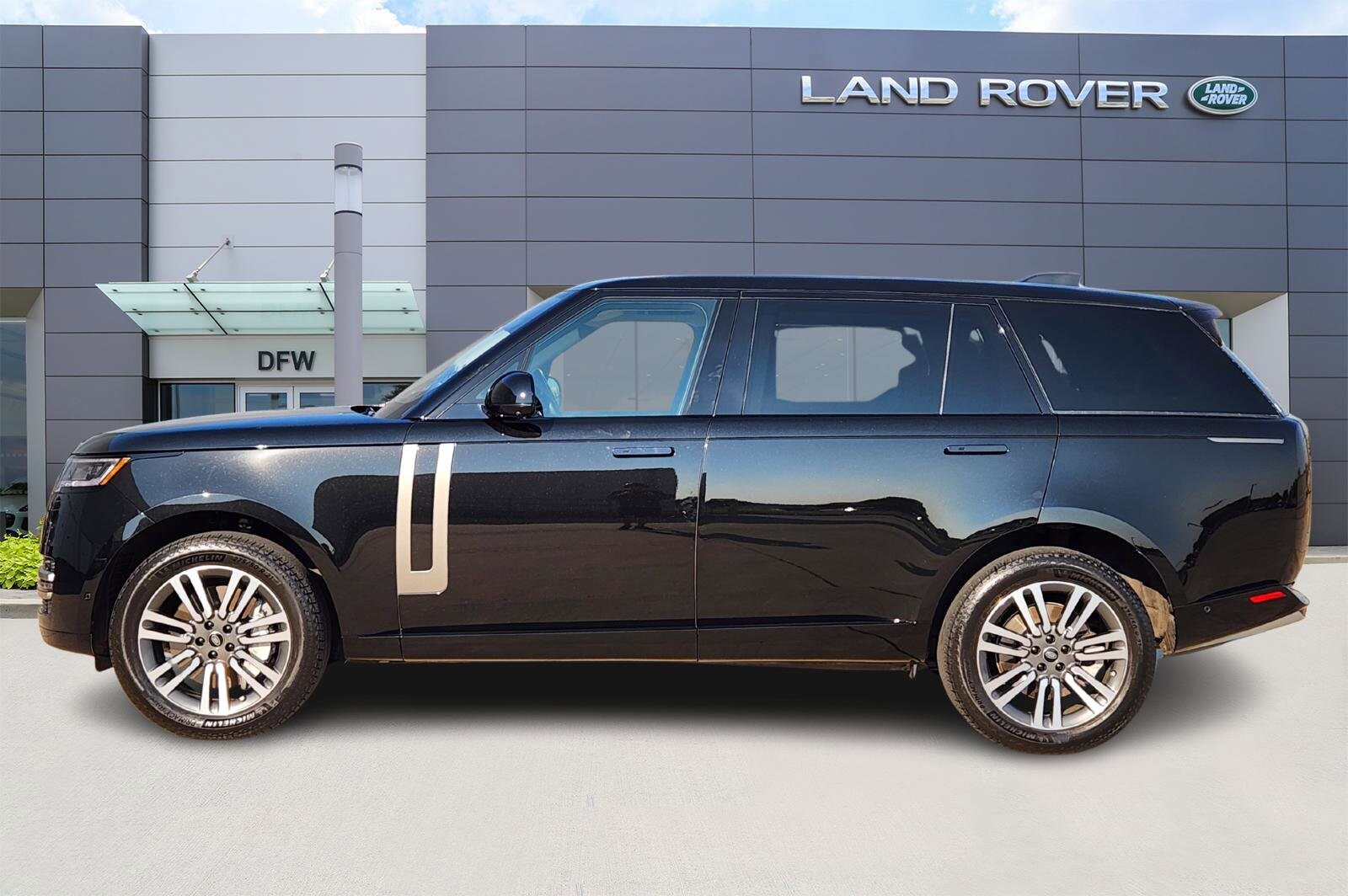 2023 Land Rover Range Rover SE photo 3