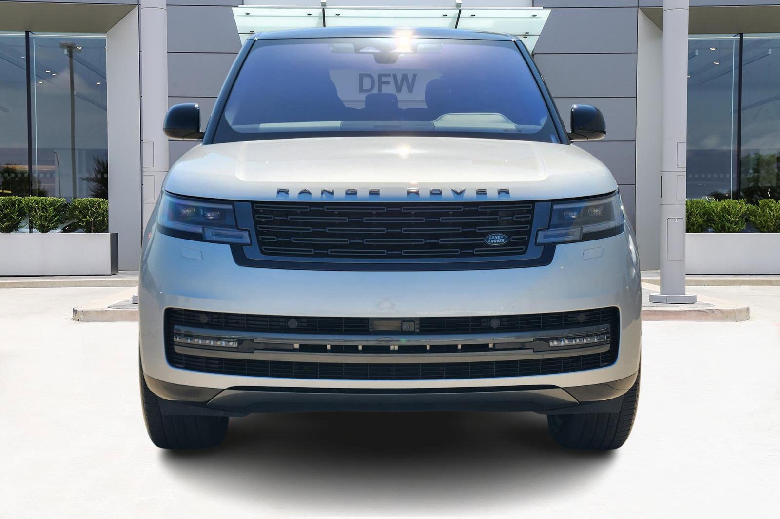 2023 Land Rover Range Rover SE photo 2