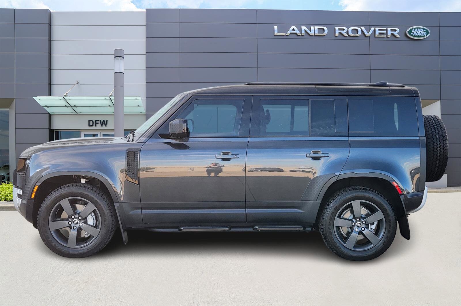 2025 Land Rover Defender 110 S photo 3