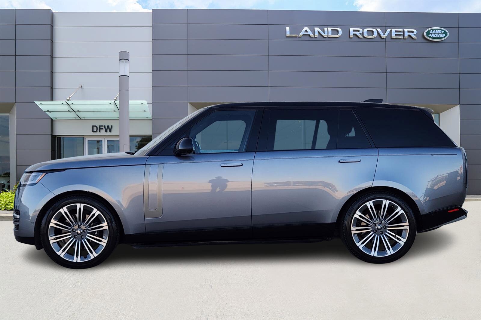2023 Land Rover Range Rover SE photo 3