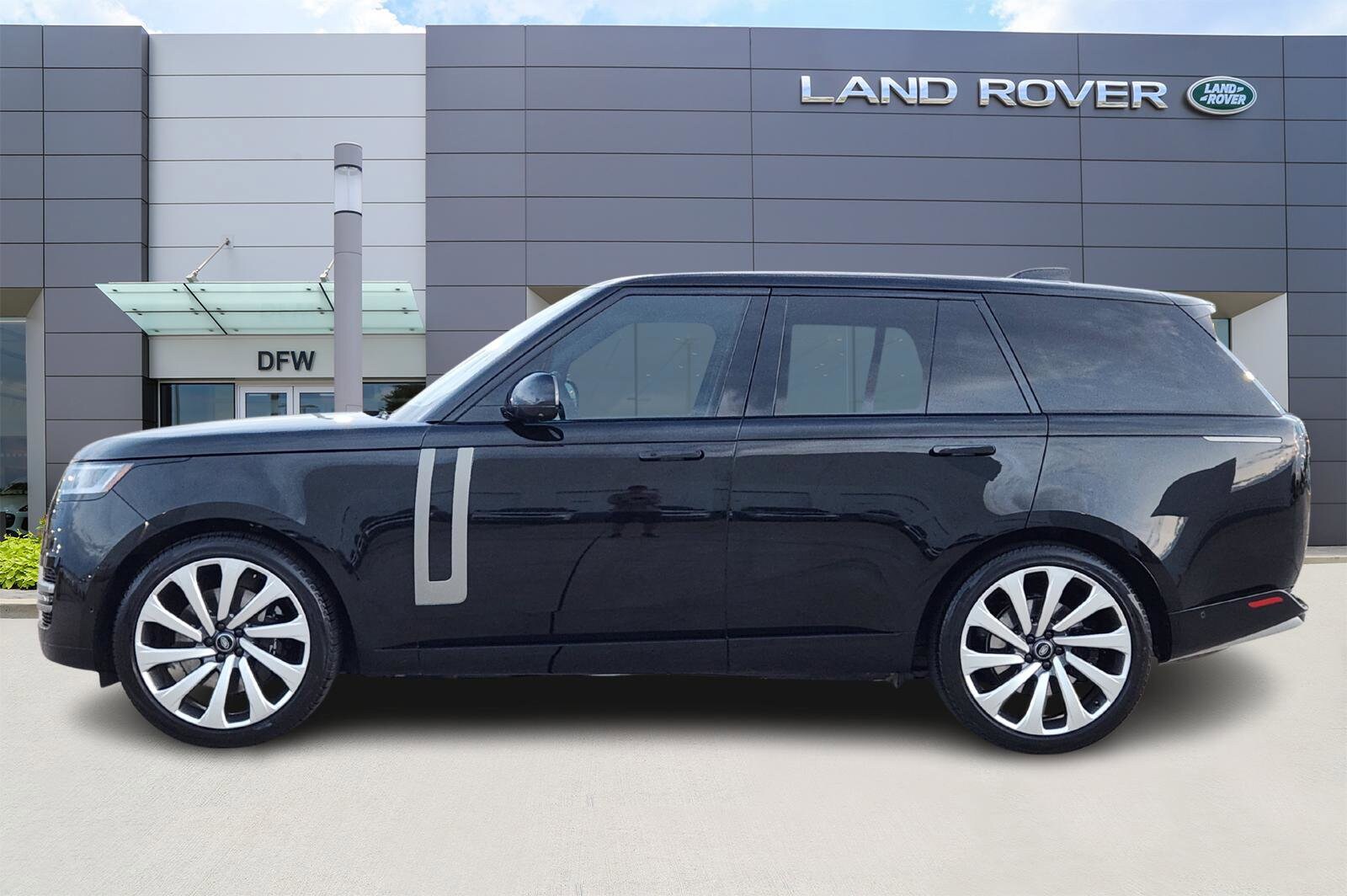 2023 Land Rover Range Rover SE photo 3