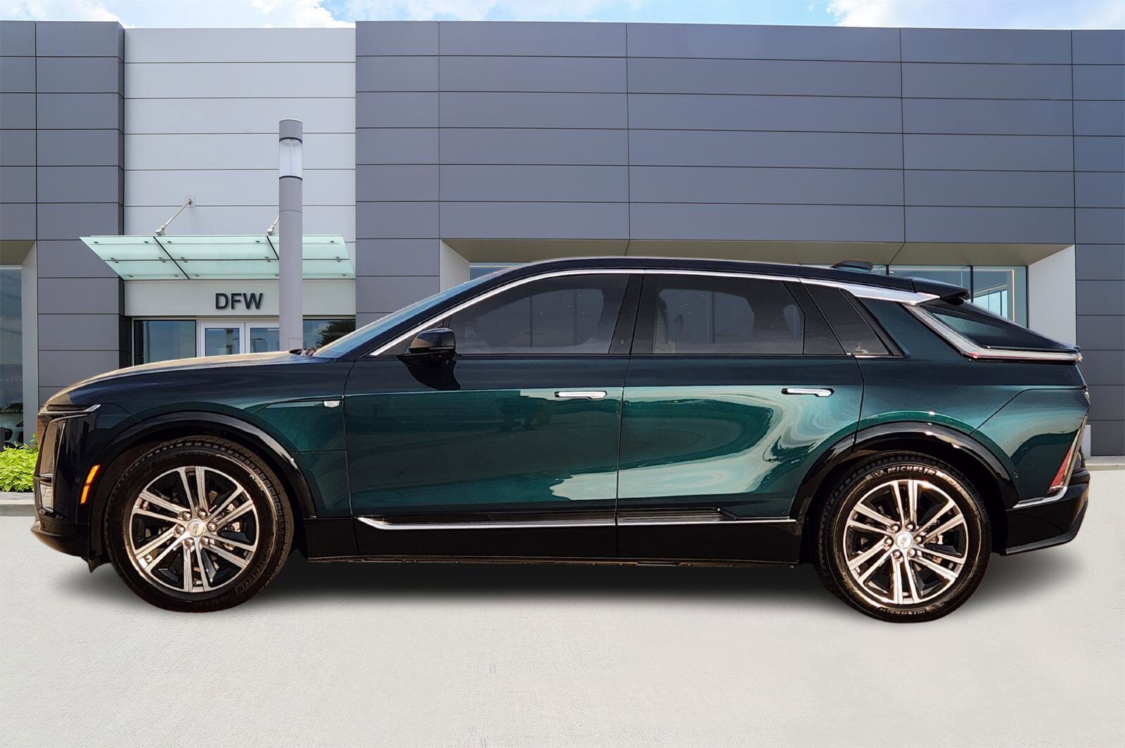 2025 Cadillac Lyriq Luxury photo 3