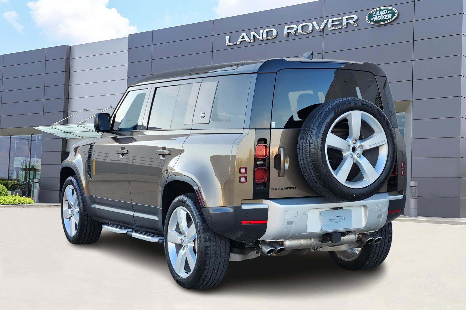 2024 Land Rover Defender 110 SE photo 2