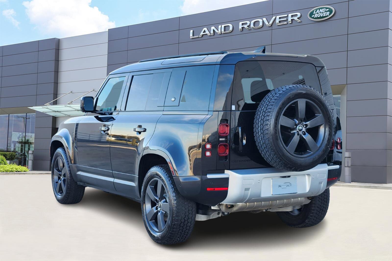 2024 Land Rover Defender 110 S photo 4