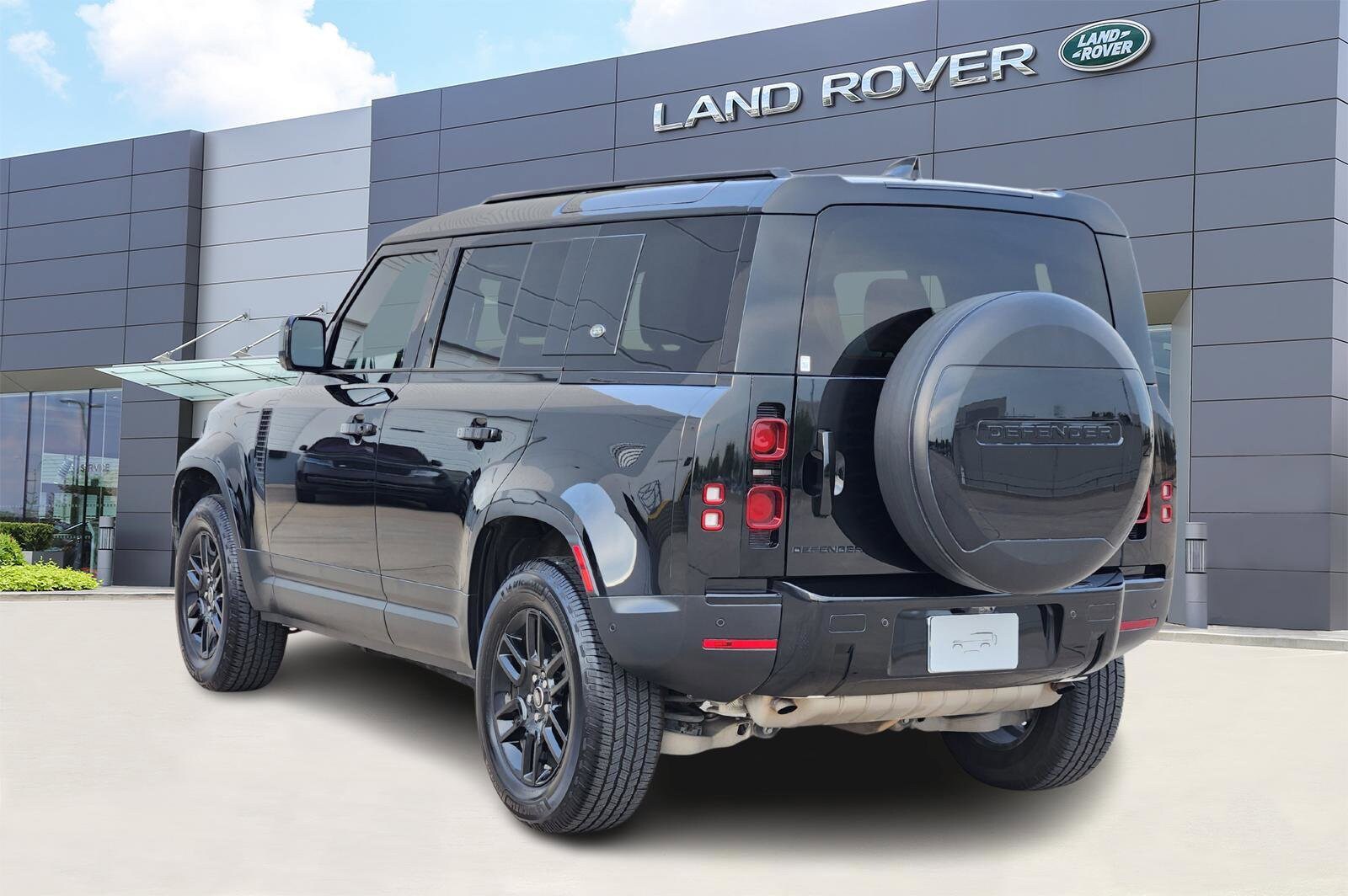 2023 Land Rover Defender S photo 3